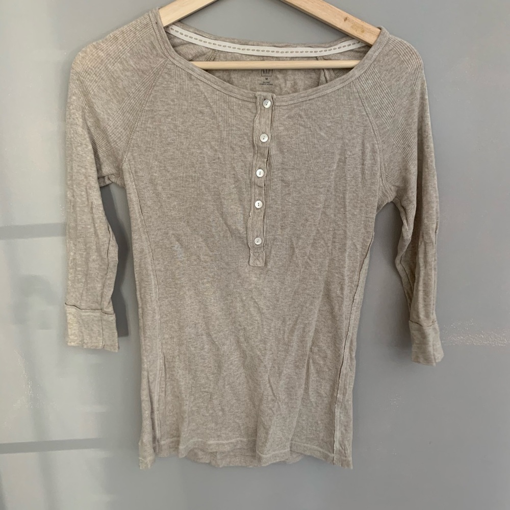 FREE WITH OTHER BUNDLE earthy GAP 3/4 Henley tee